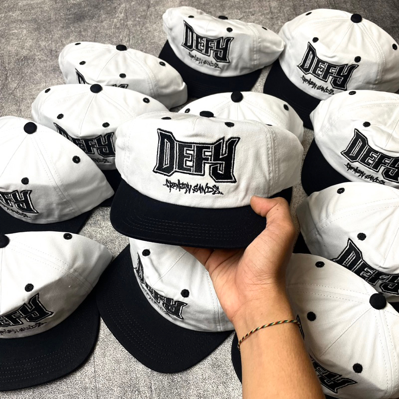 Topi DEFY - CRIMSON SANDS Official Merchandise
