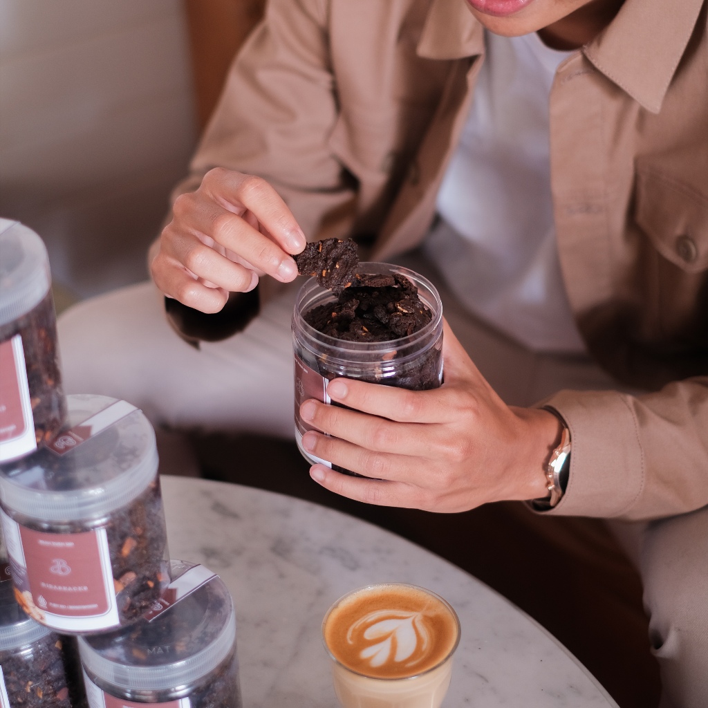 

wiw Beli 1 Toples Coklat Almond Cookies Gratis 1 Pouch Basreng