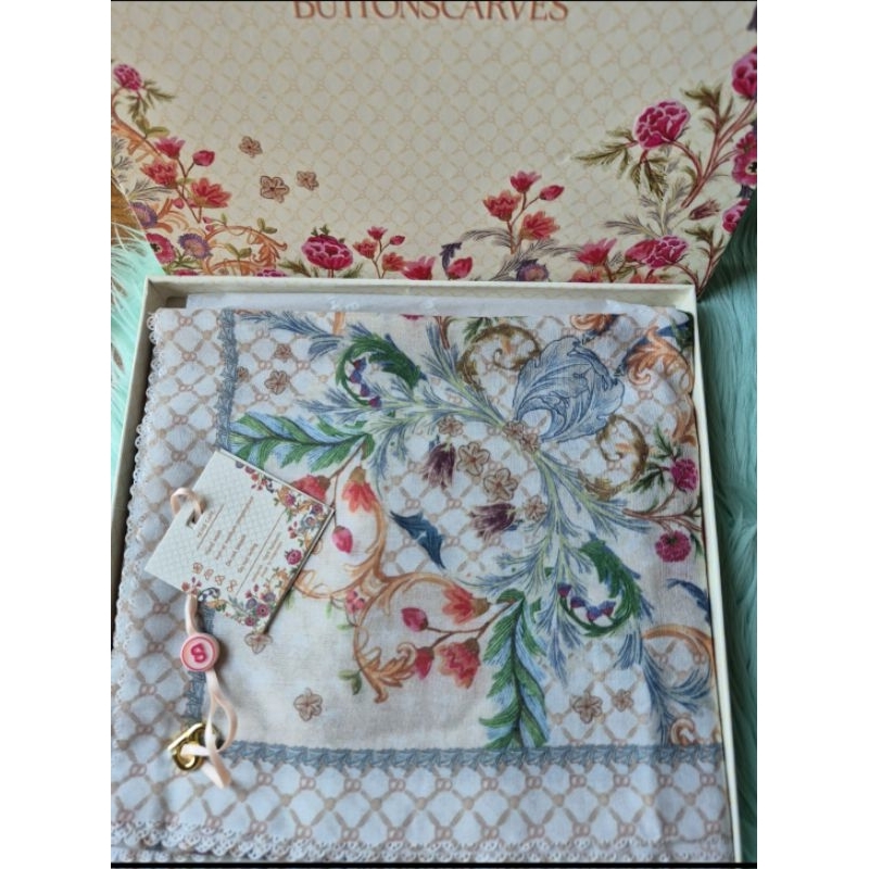 Buttonscarves Royale Vanilla Dahlia Hampers Edition