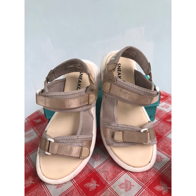 Sendal Sneakon