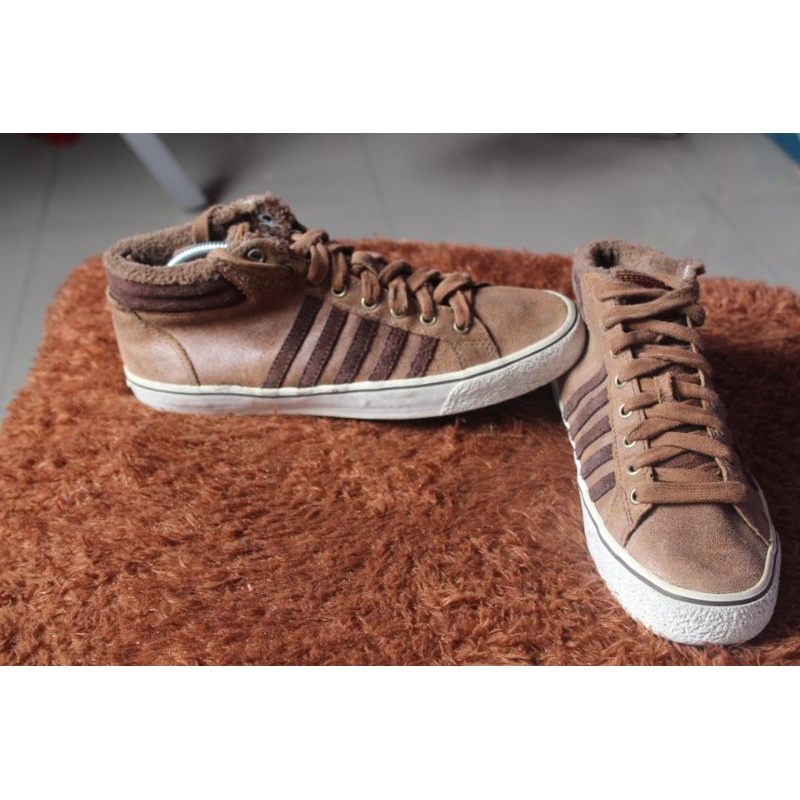 Sepatu sneakers keren " K-swiss" Upper nubuck tapak keras. Size 42 insole 270