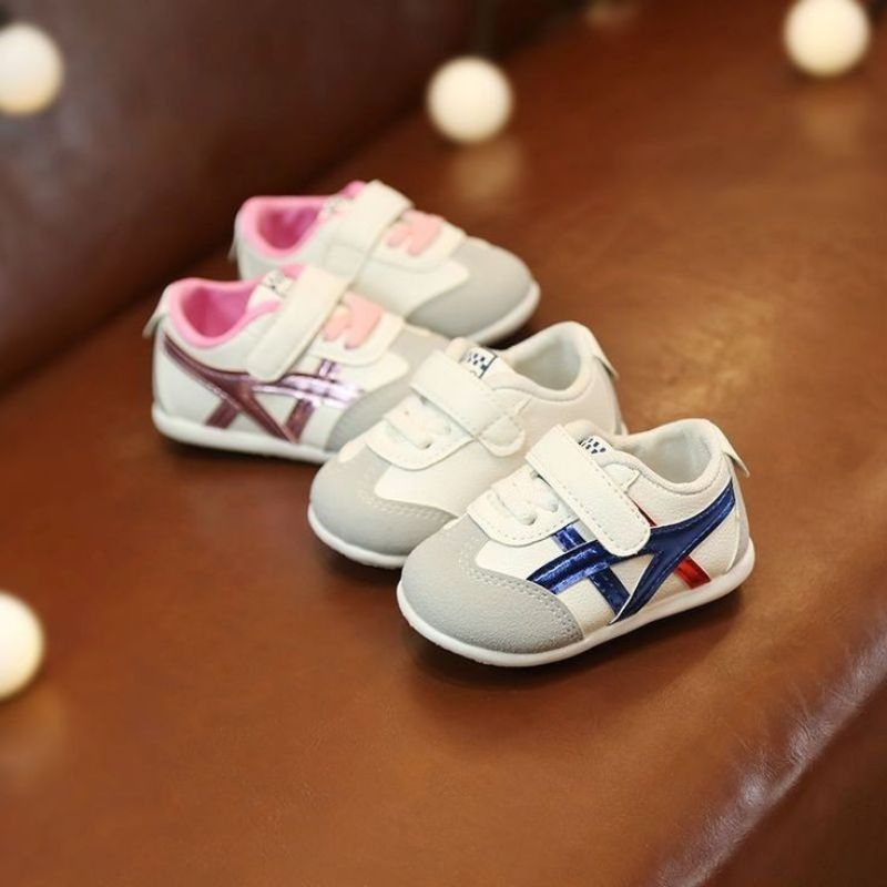 sepatu anak bayi laki laki bunyi cit cit usia 1-2thn terbaru/sepatu bayi onitsuka bunyi cit cit