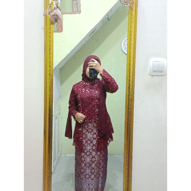 Kebaya Kutubaru Maroon, Rok songket Maroon