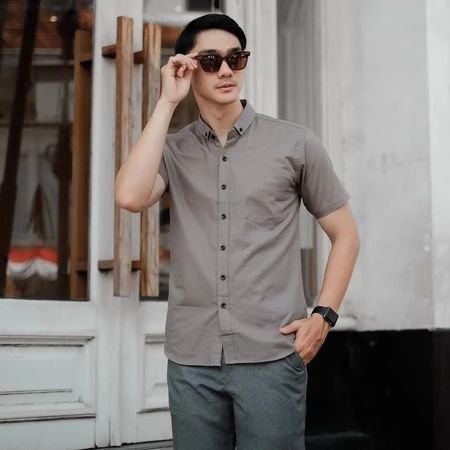 Kemeja Pria Lengan Pendek Cowok Keren Marron Hitam Navy Putih Bahan Katun Premium Kerah V Neck