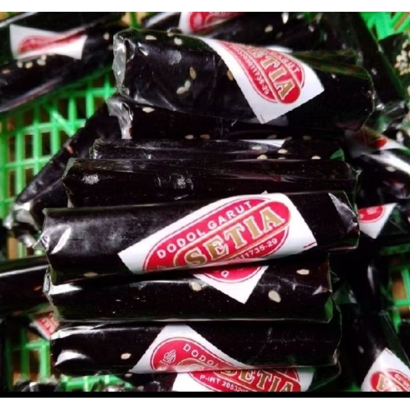 

Dodol asli Garut 1kg rasa wijen ketan hitam oleh oleh/ makanan khas Daerah Garut Gunung Cikuray