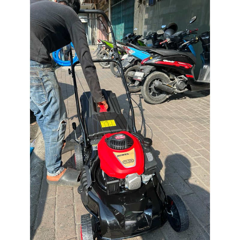 Mesin Potong Rumput Dorong Keranjang 4Tak PROQUIP Mower 418 Land Mower Pemotong Rumput Lapangan