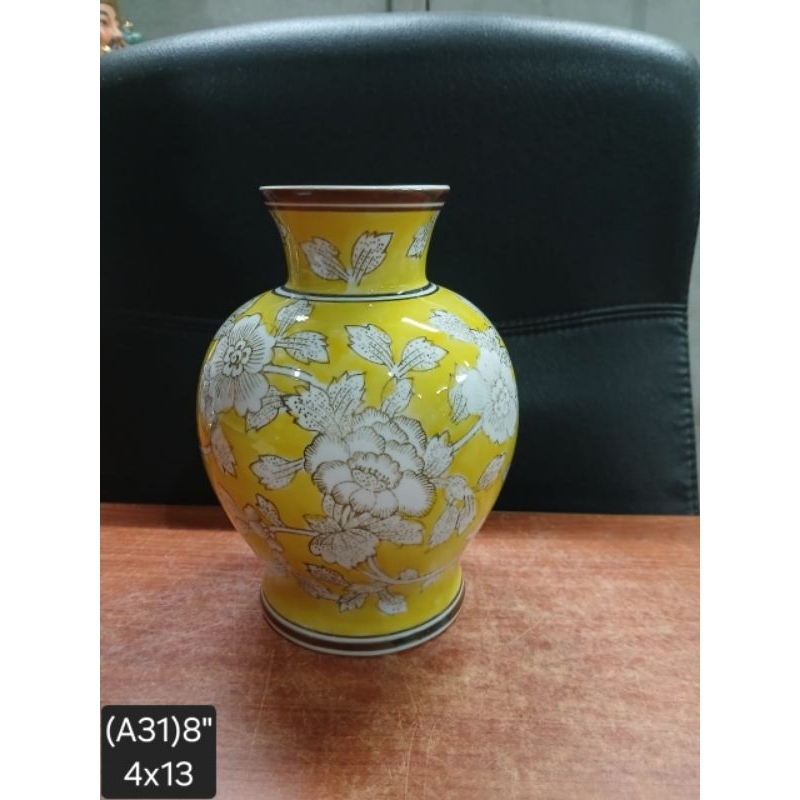 Guci keramik hias dengan warna menarik