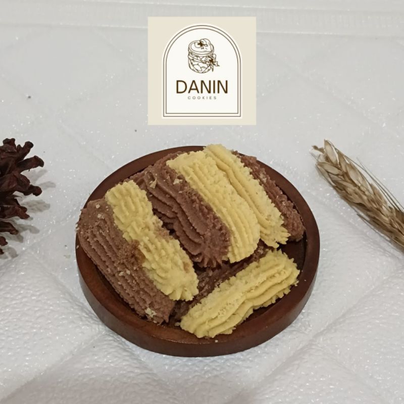

Kue kering Speaial premium Semprit Kombinasi Toples 600ml Berat produk -+320gr Beli 1 toples Gratis 1 pouch kue semprit bunga