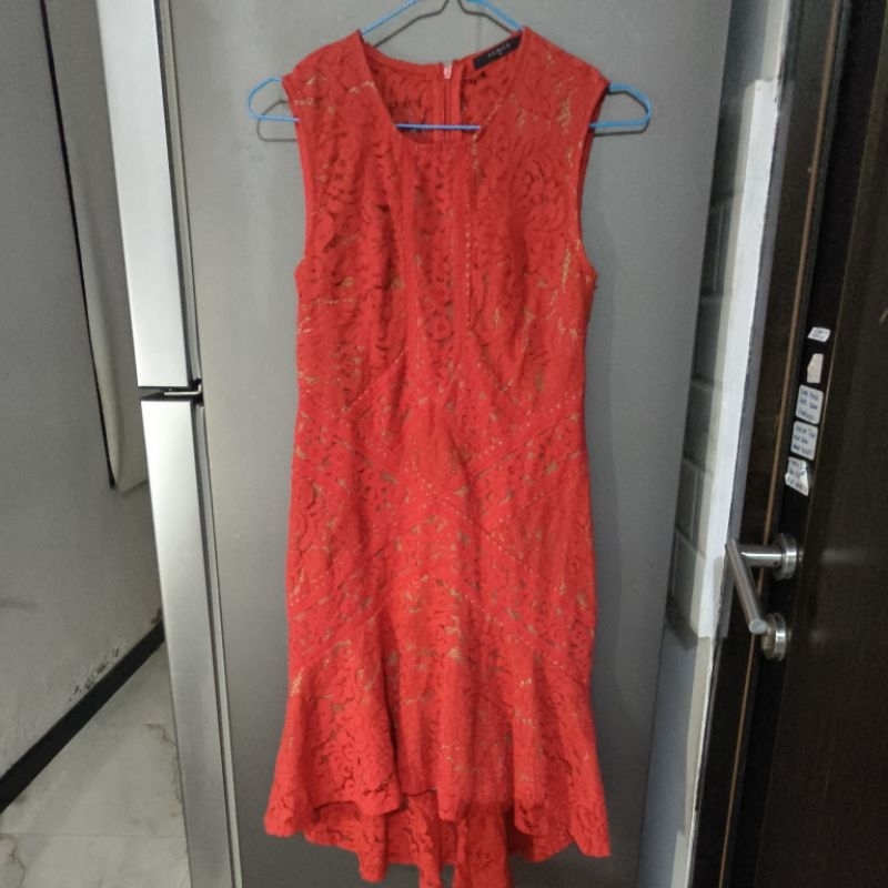 dress brukat merah mewah ICONS preloved