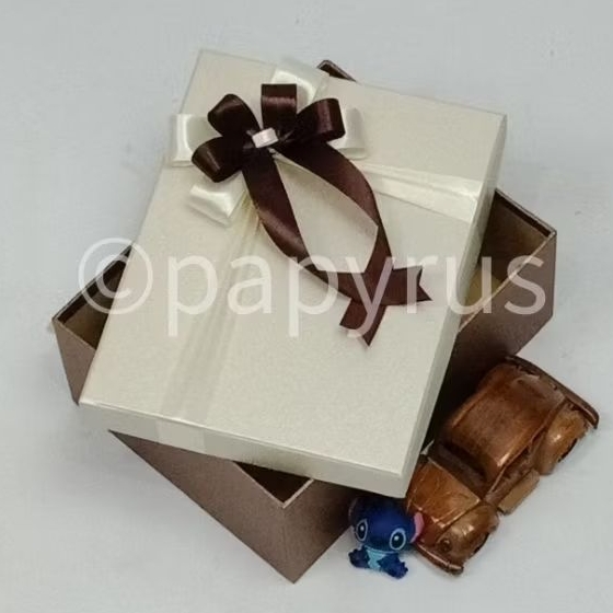 

PAPYRUS Kombinasi 17,5x22,5 Tinggi 10cm Kotak Kado Gift Box Hadiah V2