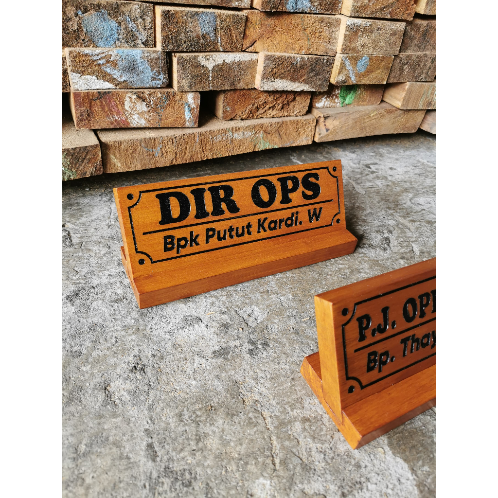 

Papan Nama Kayu - Meja Kantor atau Meja Guru