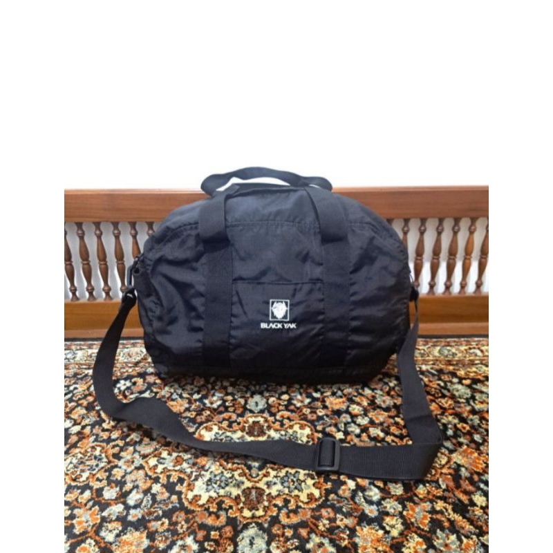 Tas duffle bag black yak warna hitam