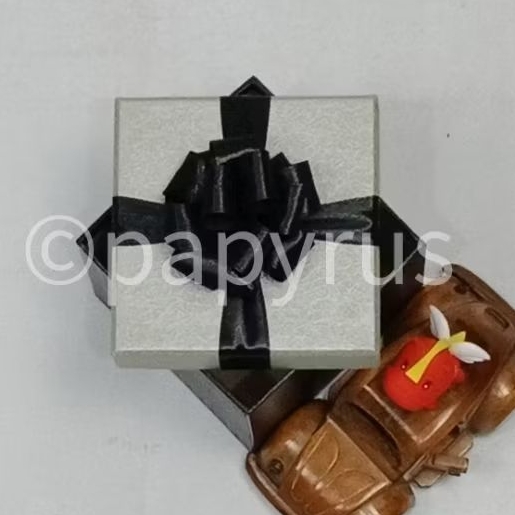 

PAPYRUS Kombinasi 10x10 Tinggi 5cm Kotak Kado Gift Box Hadiah V2