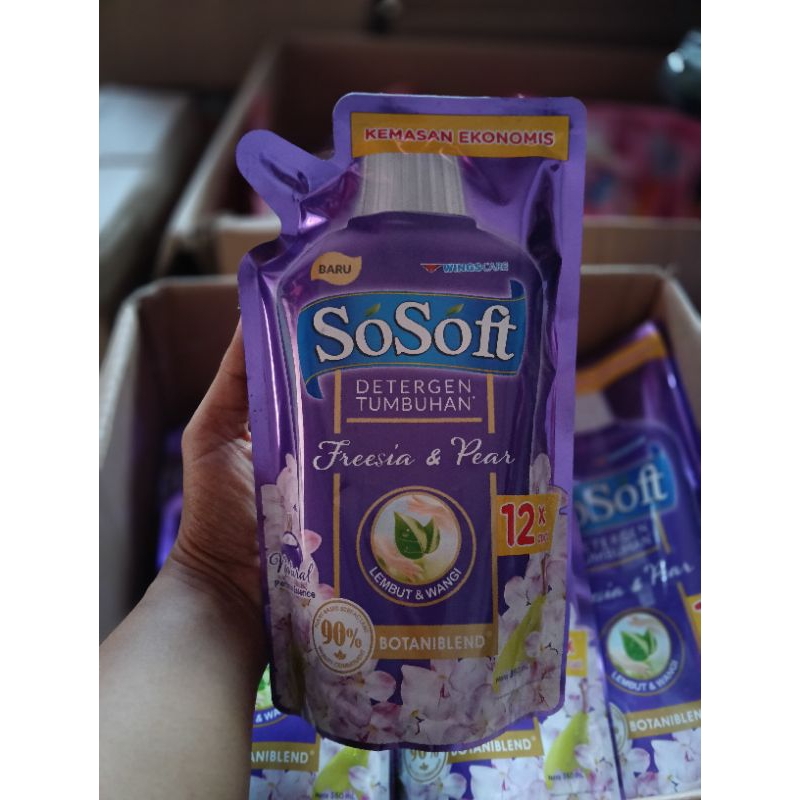 Sosoft detergent cair  pouch 360ml