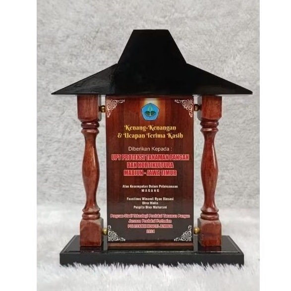 PLAKAT KAYU JOGLO,VANDEL KAYU,PLAKAT WISUDA, PLAKAT MURAH, PLAKAT AKRILIK, PLAKAT MARMER,PLAKAT CUST