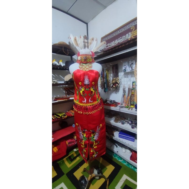 sepasang baju adat Dayak anak kalteng