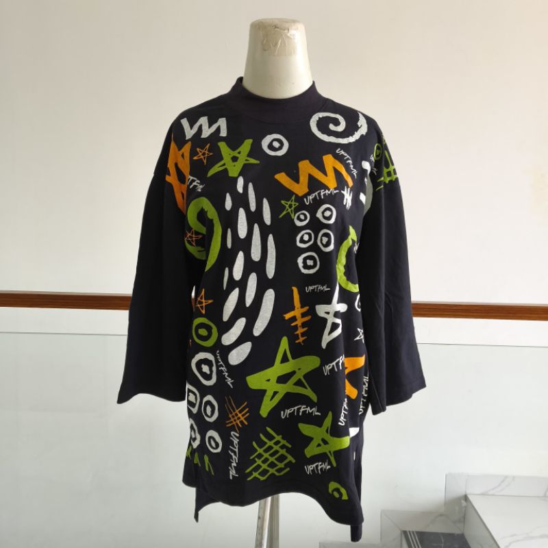 Atasan Wanita Muslim Blouse Kaos Lengan 3/4 Wanita warna Hitam Motif Abstrak
