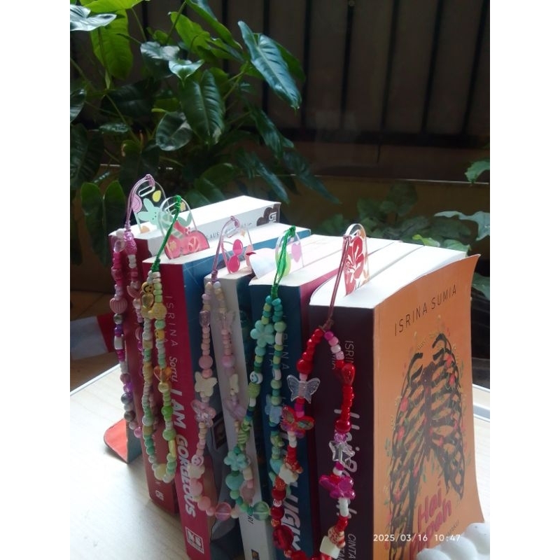 

Pembatas buku akrilik dengan tambahan tali giok dan rangkaian manik cantik