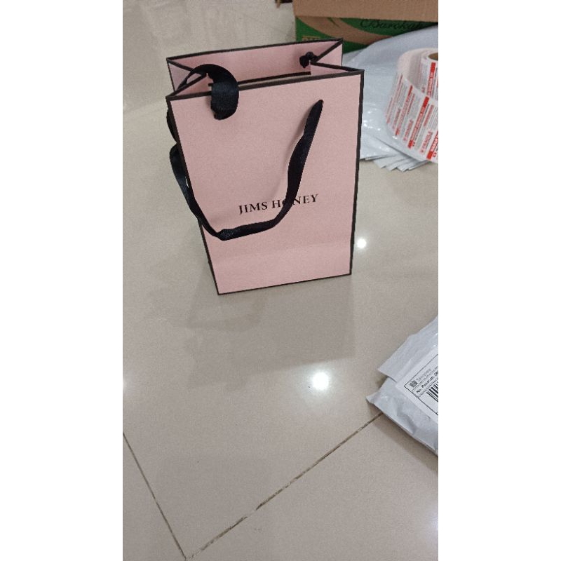 

paper bag jimshoney size kecil bisa untuk wadah jam tangan atau dompet