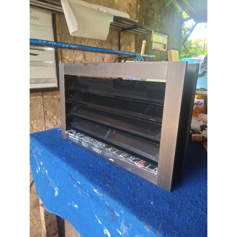 Jendela ventilasi Boven Jalusi