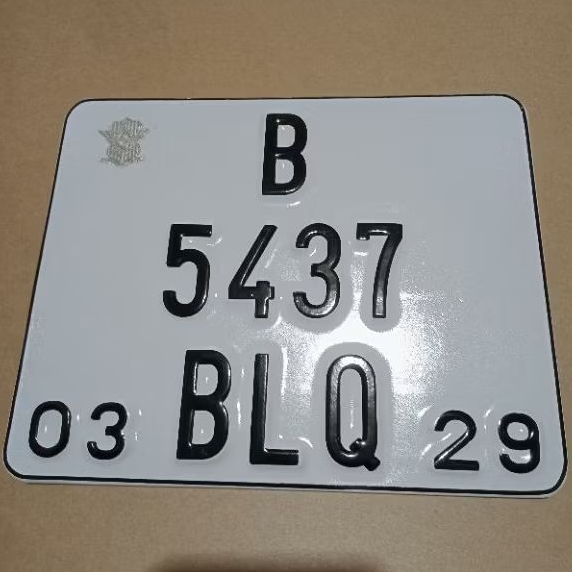Plat nomor belakang vespa berlapis buat tanam berlogo korlantas polri plat putih font lama sebelah 1