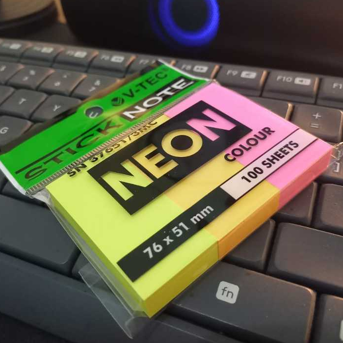 

Sticky Notes Warna Neon 76mm x 51mm 3 Baris V-Tec