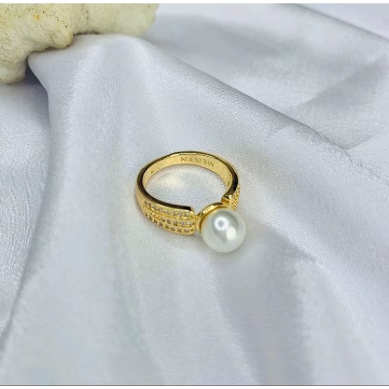 Cincin mutiara model mahkota raja