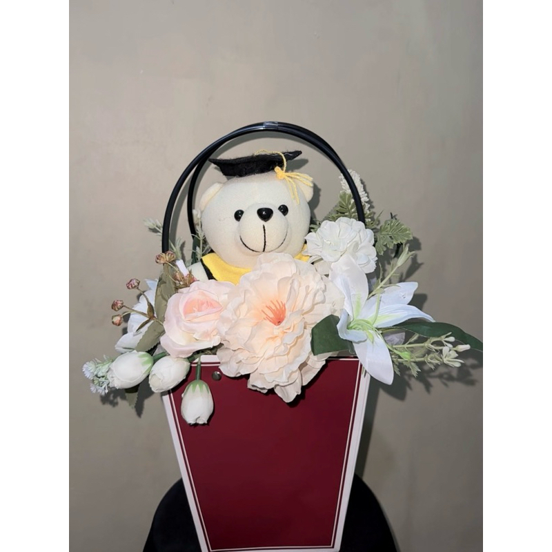 buket box boneka wisuda