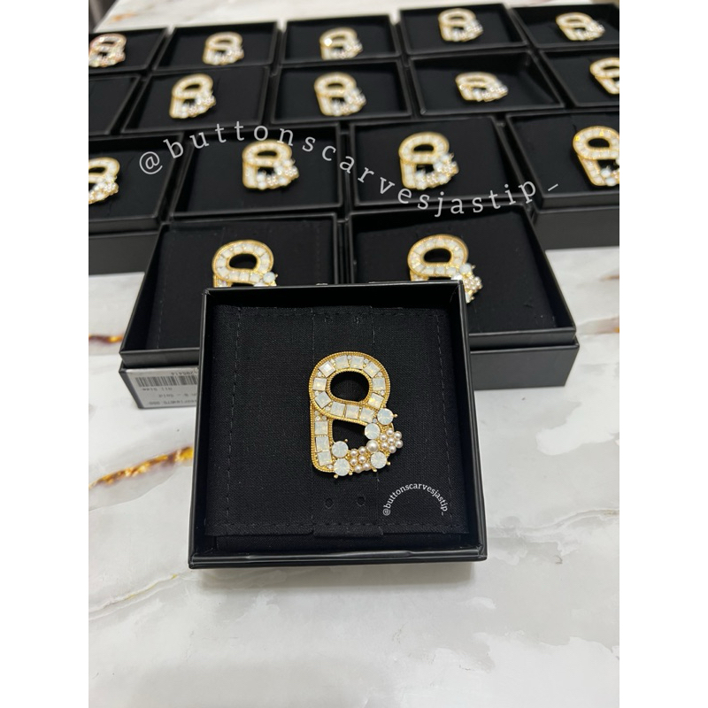 Brooch Buttonscarves Alphabet B Gold