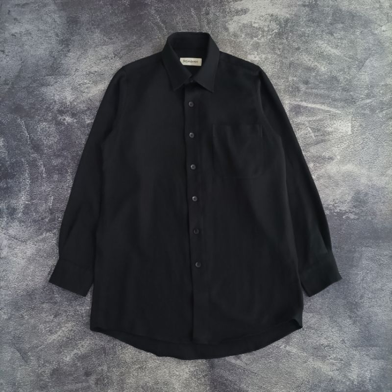 Kemeja hitam Yves Saint Laurent.