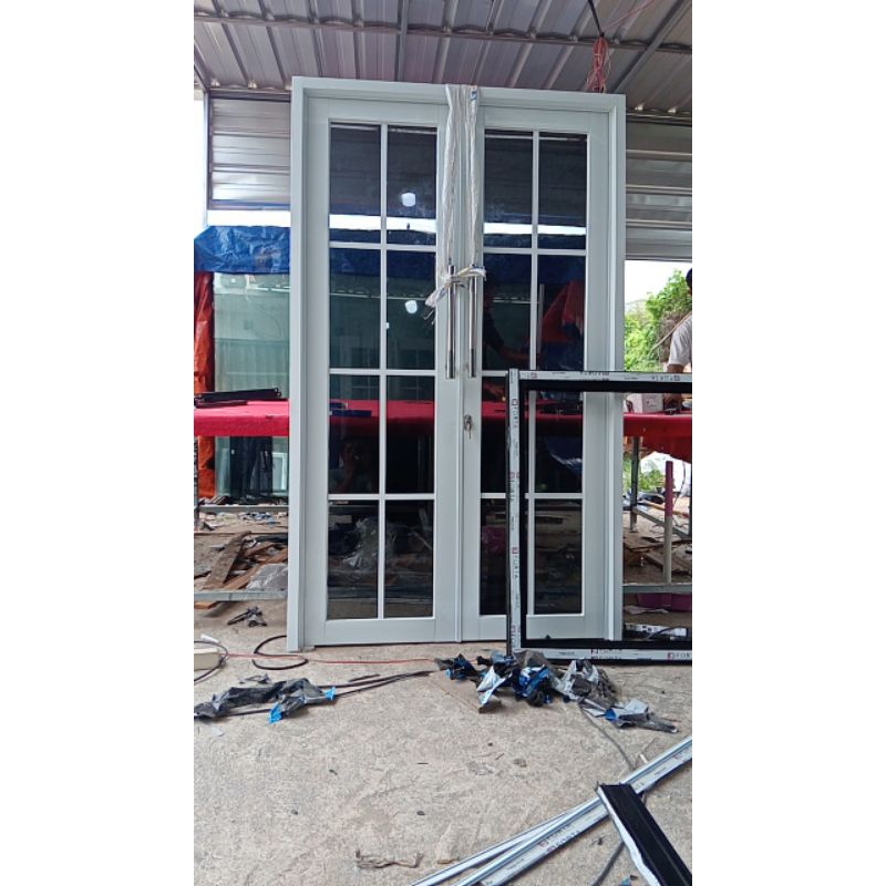 pintu alumunium dan kaca. + Lis orname+ kusen 3" + kaca 5mm + asesoris + pecking kayu. ukuran L  130