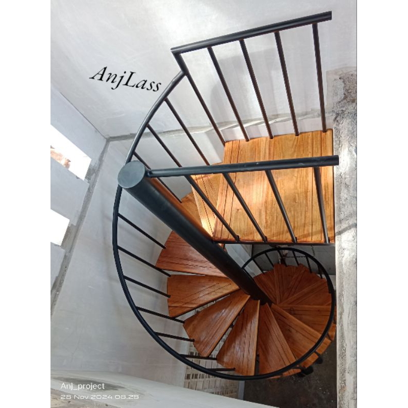 tangga putar tangga spiral kombinasi kayu dan besi