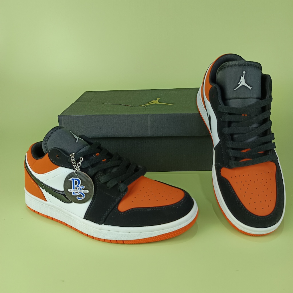 Sepatu 1 Low Shattered Backboard SKU '553558-128'