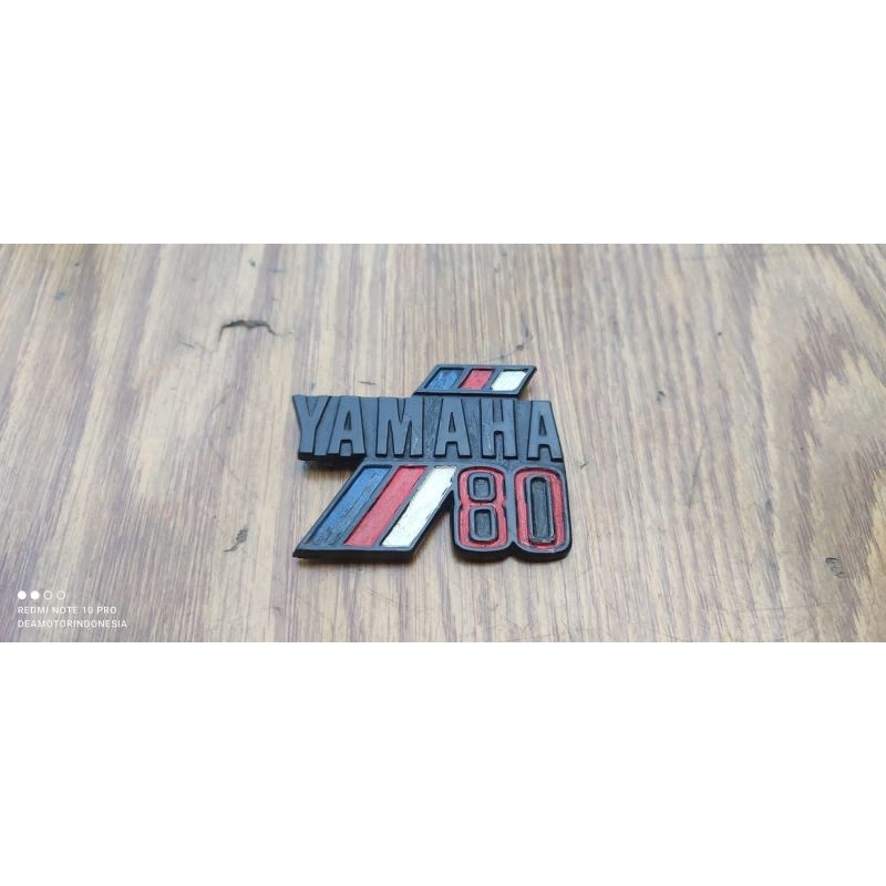 emblem logo yamaha V80 original / bebekan sayap leg shield yamaha V80 original / emblem yamaha V80 o