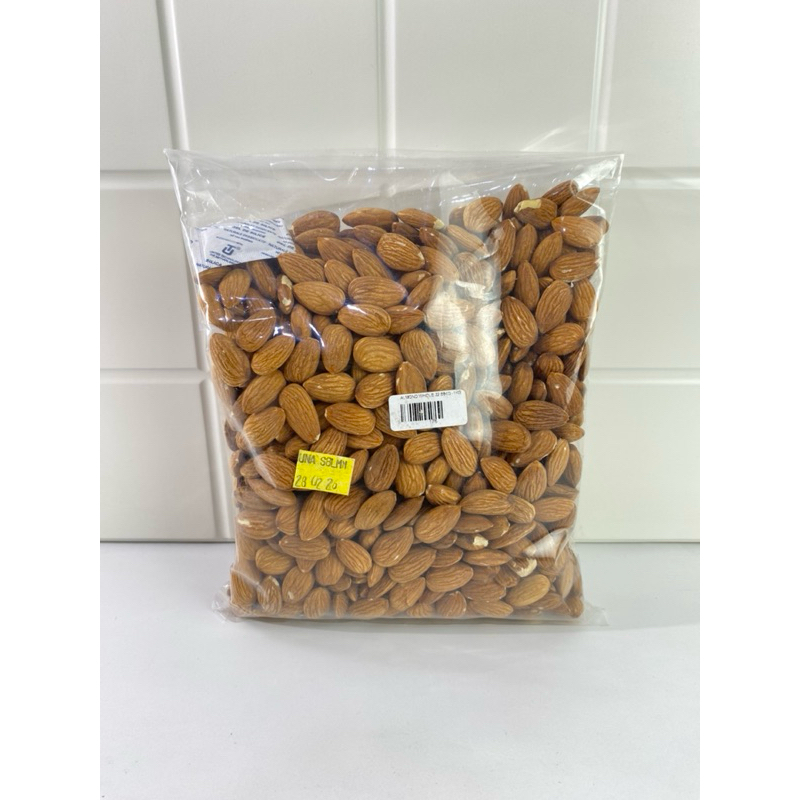 

Kacang Almond Utuh 1kg