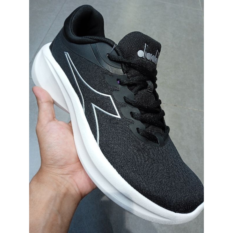 Diadora Makis Black White