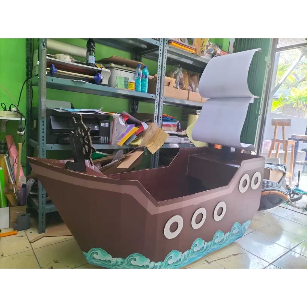 kapal laut kardus ukuran besar panjang 1,5 meter, layar putih, ada roda, untuk pentas seni dekorasi 