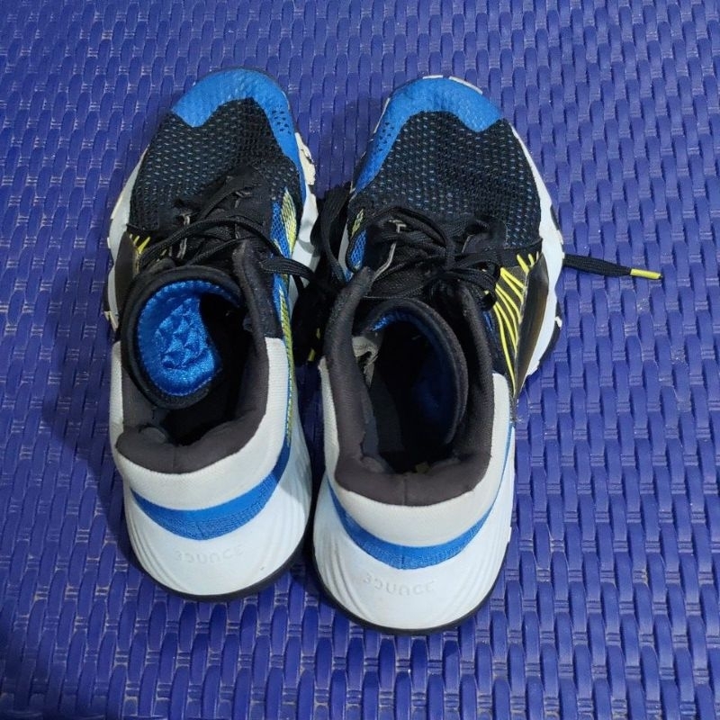 sepatu basket Don issue