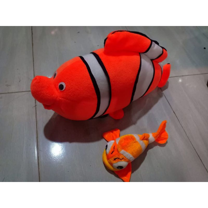 Boneka ikan Nemo dan anaknya besar