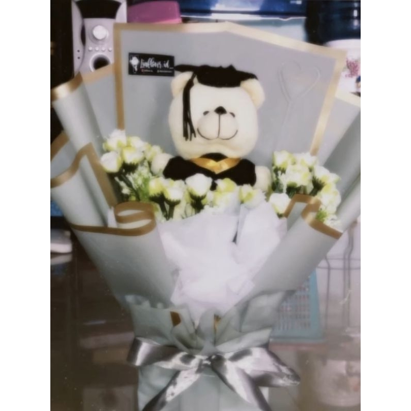 BUCKET BONEKA WISUDA DAN BUNGA