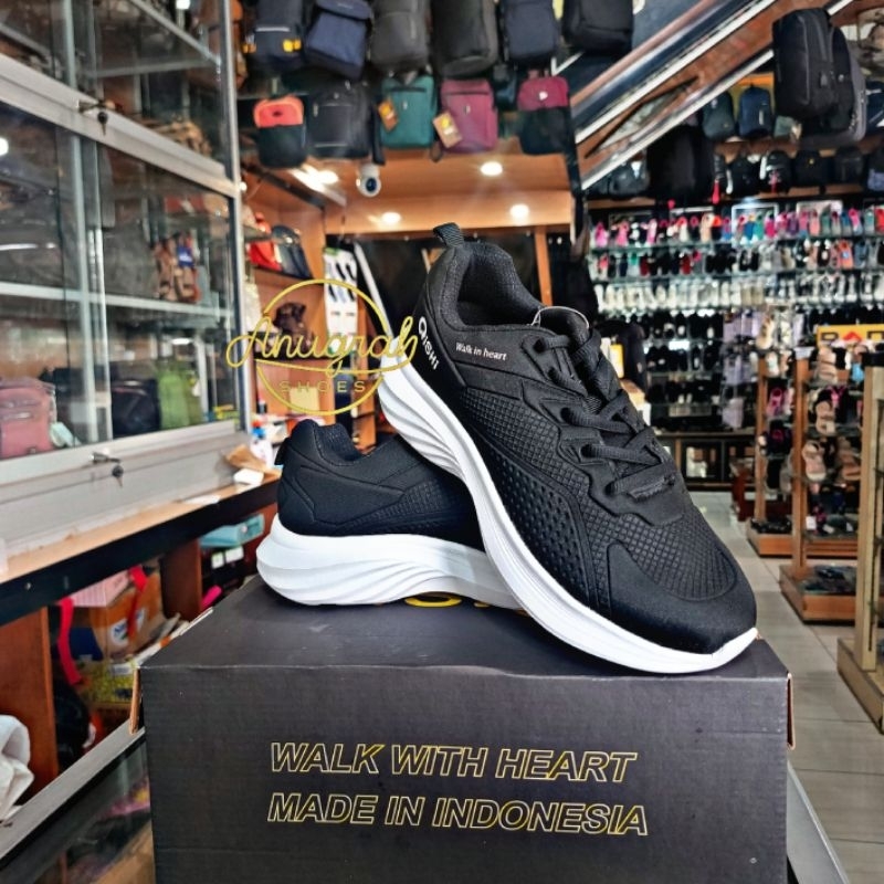 SEPATU SEKOLAH QISHI-LEO HITAM/PUTIH || QISHI BNIB