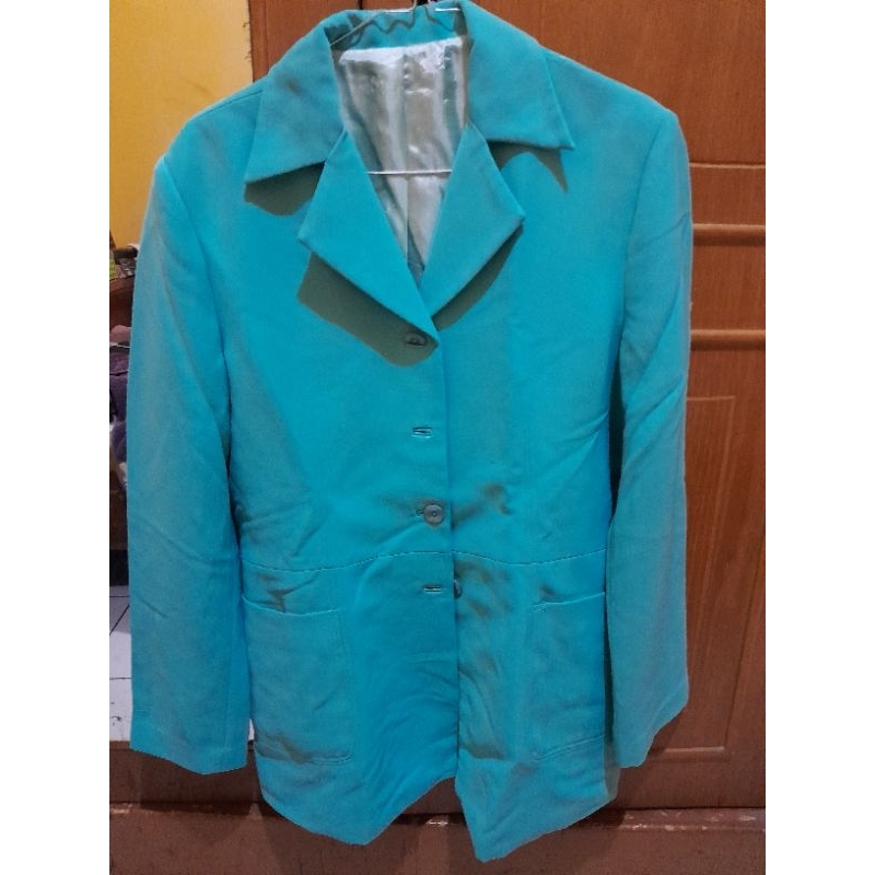 Blazer warna biru telor asin