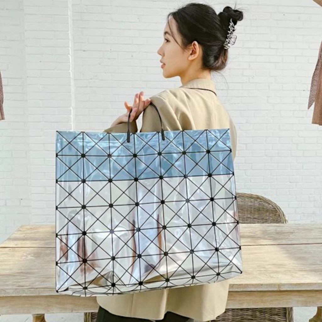 

Paper Bag Souvenir Hologram Pvc Tas Kado Hadiah Pernikahan / Goddie Bag Gradasi 44x33x12cm