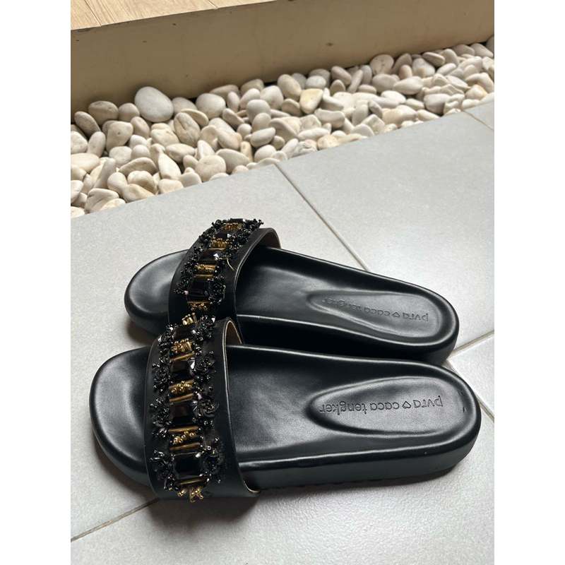 Preloved PVRA X Caca Tengker Black Size 40