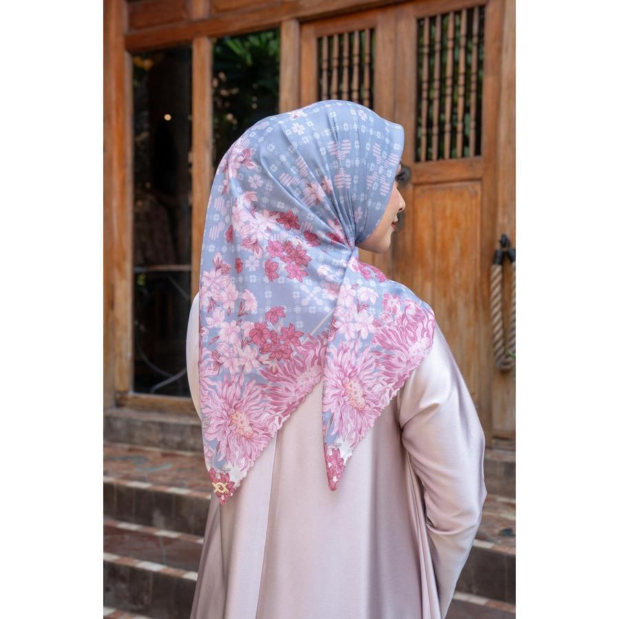 Elietta Scarf Wearing Klamby Sale