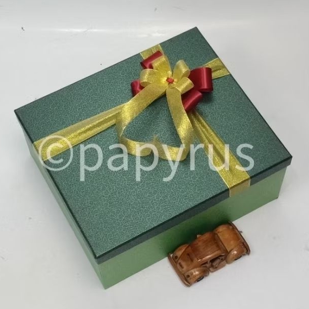 

PAPYRUS Kombinasi 30x35 Tinggi 15cm Kotak Kado Gift Box Hadiah V2