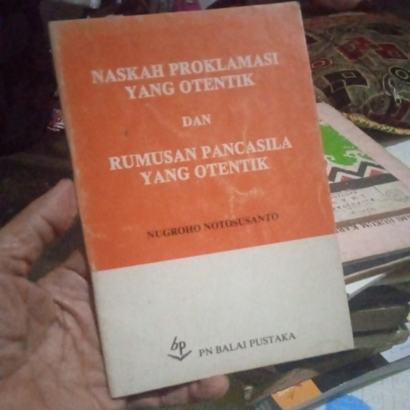 buku Naskah Proklamasi yang Otentik dan rumusan Pancasila yang otentik, buku original