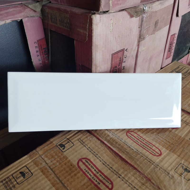 lis keramik 10x30 bevel putih (glossy)/ lis keramik putih/ list keramik bevel/ lis keramik putih bev