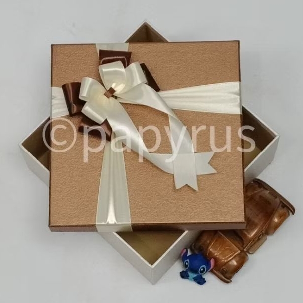 

PAPYRUS Kombinasi 22,5x22,5 Tinggi 5cm Kotak Kado Gift Box V1