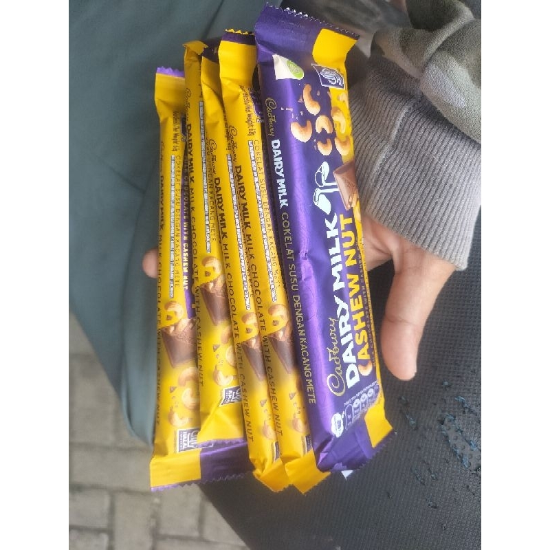 

COKLAT CADBURRY CASHEW NUT ISI 62 GRAM
